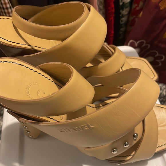 One button missing (not noticable) , worn once , great condition, 4 in. Heel - Picture 2 of 5